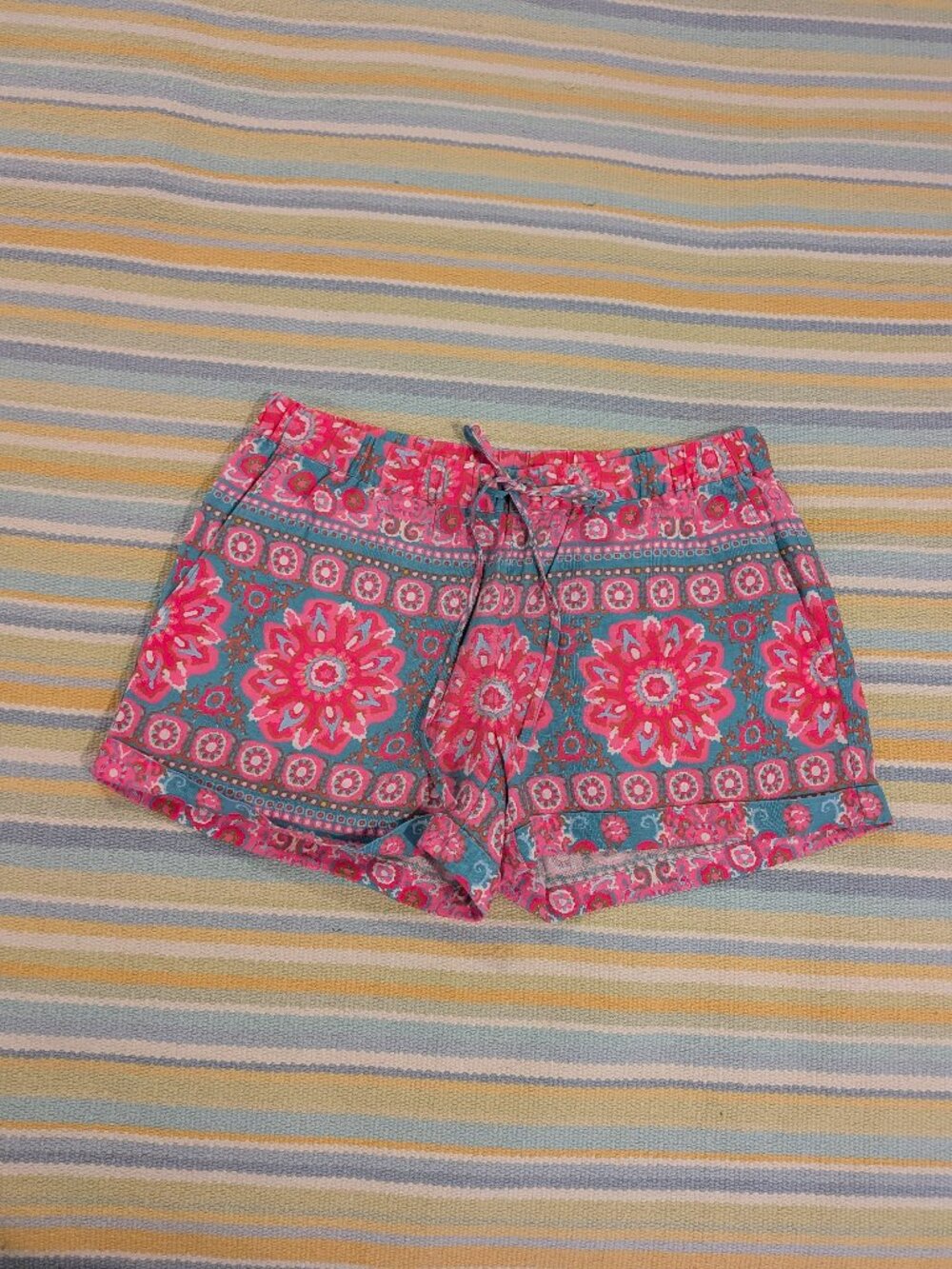 Vineyard Vines Size XS Pink Aqua Tile Print Linen Rayon Cuffed Shorts Whale Logo